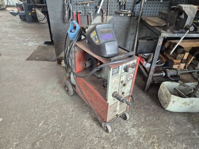 une soudeuse dans un garage, à côté d'autres outils