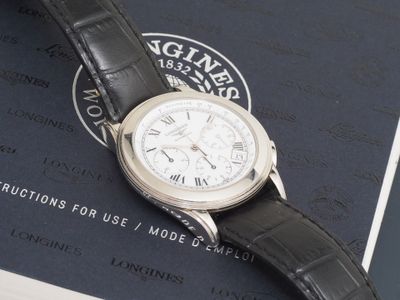une montre posée sur un livre