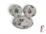 trois assiettes ornées de fleurs, posées sur un fond blanc