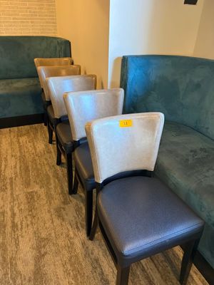 une rangée de chaises dans une salle d'attente équipée d'un canapé