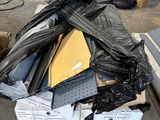 un tas d'objets métalliques posés sur une palette dans un entrepôt