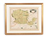 une vieille carte de l'Irlande dans un cadre doré accrochée à un mur blanc