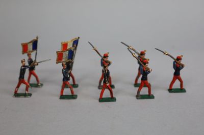 sept figurines représentant des hommes en uniforme, tenant des drapeaux et alignés en rang