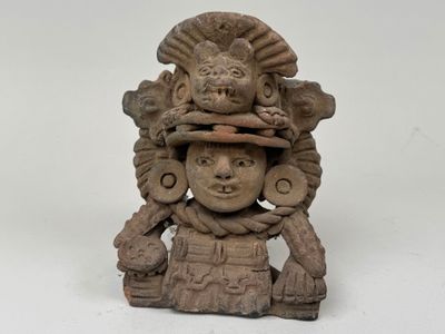une statue antique représentant un homme coiffé d'un chapeau