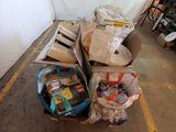 une pile de boîtes posées sur le sol