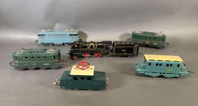 un grand nombre de trains miniatures posés sur une table