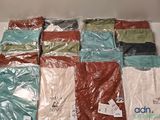 un grand nombre de t-shirts posés sur une table