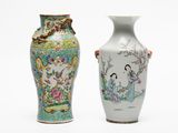 deux vases posés l'un à côté de l'autre sur une surface blanche