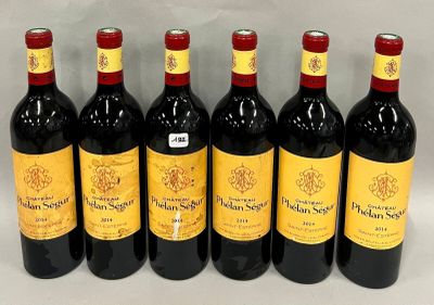 six bouteilles de vin rouge alignées sur une table
