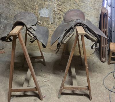 deux selles posées sur des supports en bois