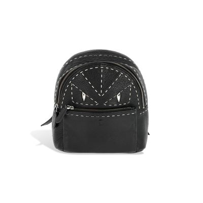 Le petit sac noir est orné de coutures blanches.