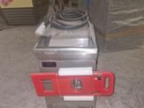 une machine posée sur le sol d'une pièce