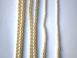 deux colliers de perles posés sur un fond blanc, avec un fermoir en argent