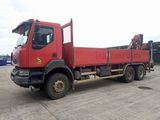 un camion rouge garé dans un parking