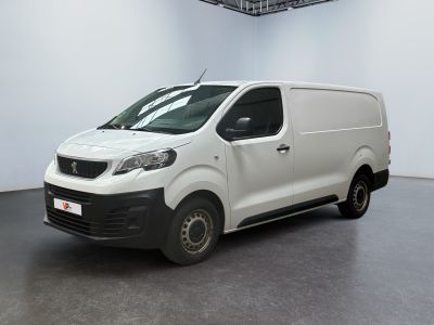 la photo d'une camionnette blanche garée dans une pièce