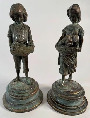 Paire de sujets en bronze. Enfant à la panière. - Photo 1