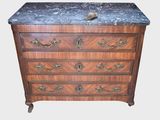 une commode ancienne avec un plateau en marbre