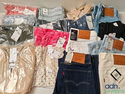 de nombreux jeans exposés dans une vitrine
