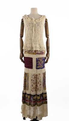 une photo d'un mannequin portant une robe au motif patchwork