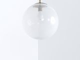 un gros plan d'une lampe suspendue au plafond d'une pièce