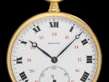 une vieille montre de poche en or avec des chiffres romains sur le cadran