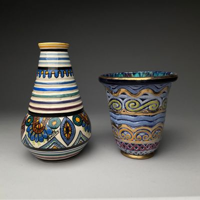 deux vases posés l'un à côté de l'autre sur une table