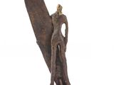 statue d'un homme tenant une planche de surf sur un fond blanc