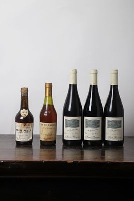 plusieurs bouteilles de vin sont alignées sur une table en bois