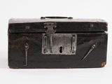 une vieille valise noire munie d'un cadenas