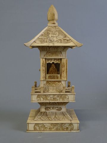 Japon vers 1900. Pagode en os sculpté et ciselé. Deux portes dévo...