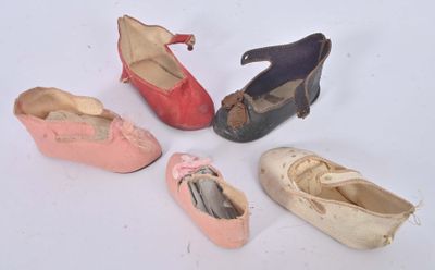 Plusieurs paires de chaussures sont alignées sur une surface blanche