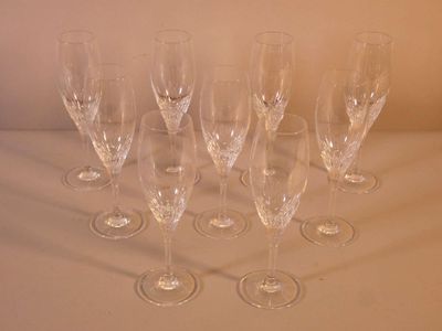 six verres à vin vides sont alignés sur une table