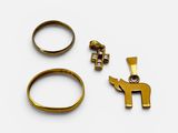 deux bagues en or et une bague ornée d'un éléphant