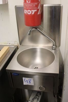 un lavabo avec un extincteur à côté
