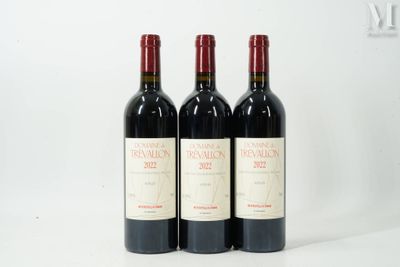 trois bouteilles de vin rouge posées côte à côte sur une table