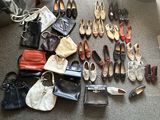 de nombreuses paires de chaussures et de sacs à main par terre