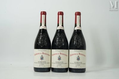 trois bouteilles de vin rouge sont posées sur une surface blanche