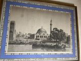photo encadrée représentant une mosquée avec des bateaux sur l'eau