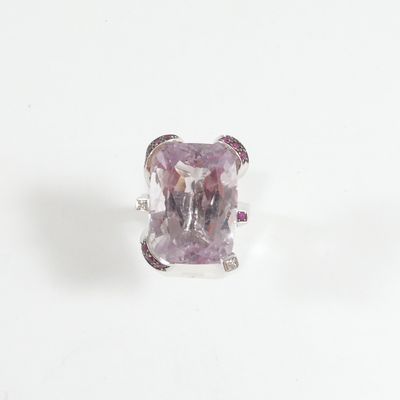 Gros plan sur une bague contenant une pierre violette