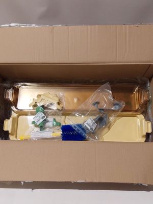 une boîte en carton contenant un certain nombre d'objets