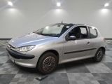 la photo d'une voiture argentée garée dans un garage