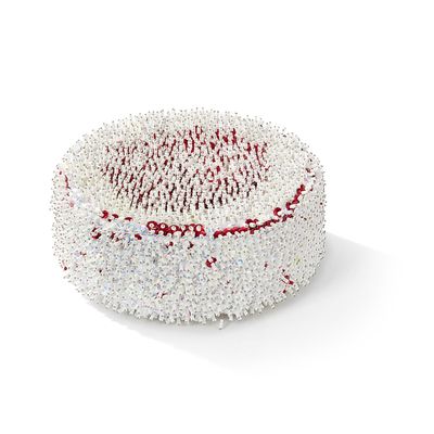 une photo d'un gâteau blanc parsemé de paillettes rouges