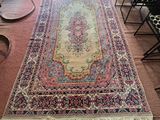 un grand tapis à franges posé sur le sol d'une pièce