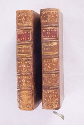 deux vieux livres posés l'un sur l'autre sur une table