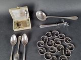 un plateau en argent avec des cuillères et des cuillères, et une boîte avec des cuillères et des cuillères