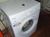un lave-linge et un sèche-linge dans une petite pièce