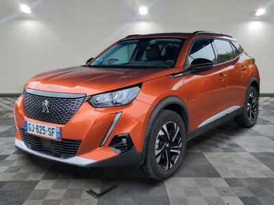 un SUV orange garé dans un garage au sol carrelé