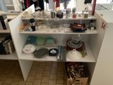 un plan de travail de cuisine sur lequel sont posés de nombreux plats et casseroles