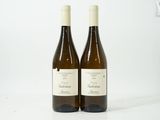 deux bouteilles de vin posées l'une à côté de l'autre sur une table