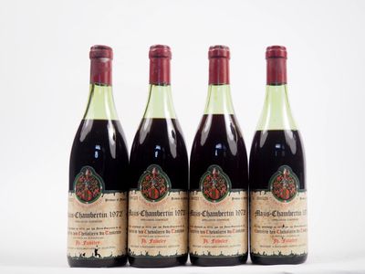 quatre bouteilles de vin sont alignées sur une surface blanche